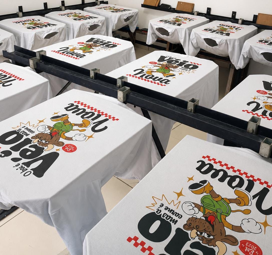 Camisetas brancas estampadas em produção na Vector Screen