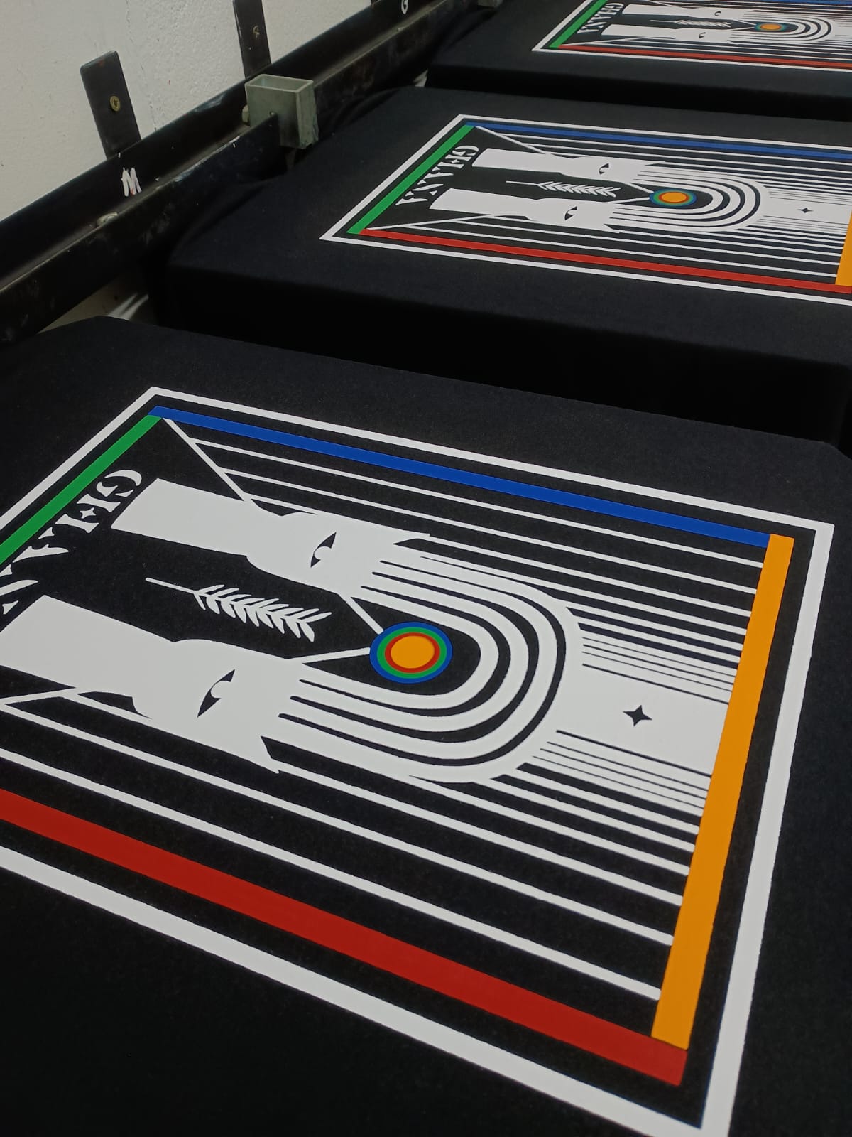 Camisetas pretas com estampa artística colorida