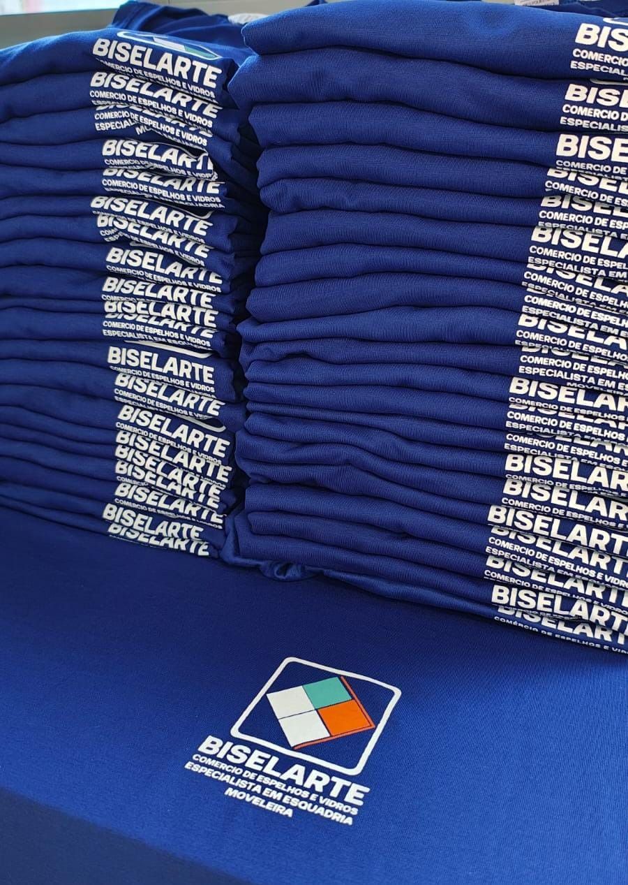 Camisetas azuis personalizadas com a marca Biselarte